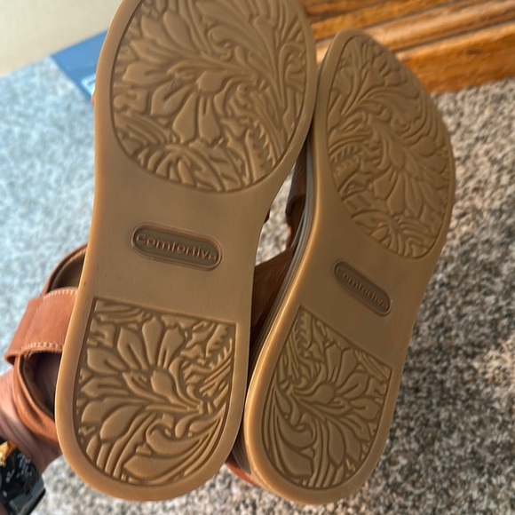 Comfortiva Women's Brown Strappy Sandals with little wedge NWOB - Picture 5 of 6